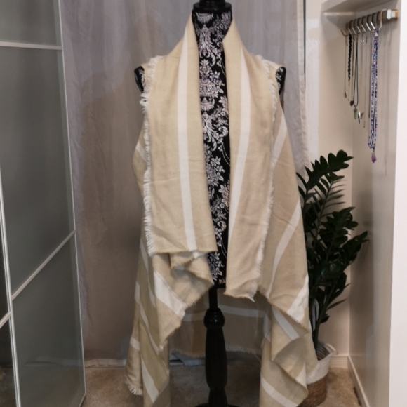 🛍️Ladies Fringe Vest🛍️ - Picture 1 of 6